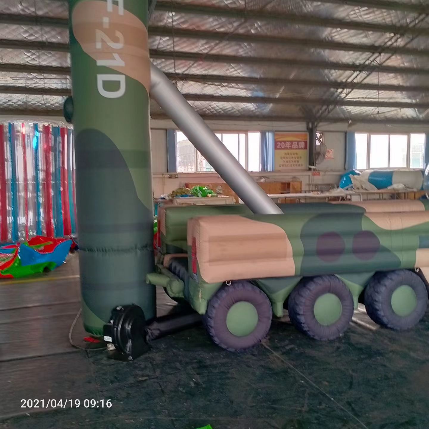 荔浦军事演习中的充气目标车辆：模拟发射车雷达车坦克飞机